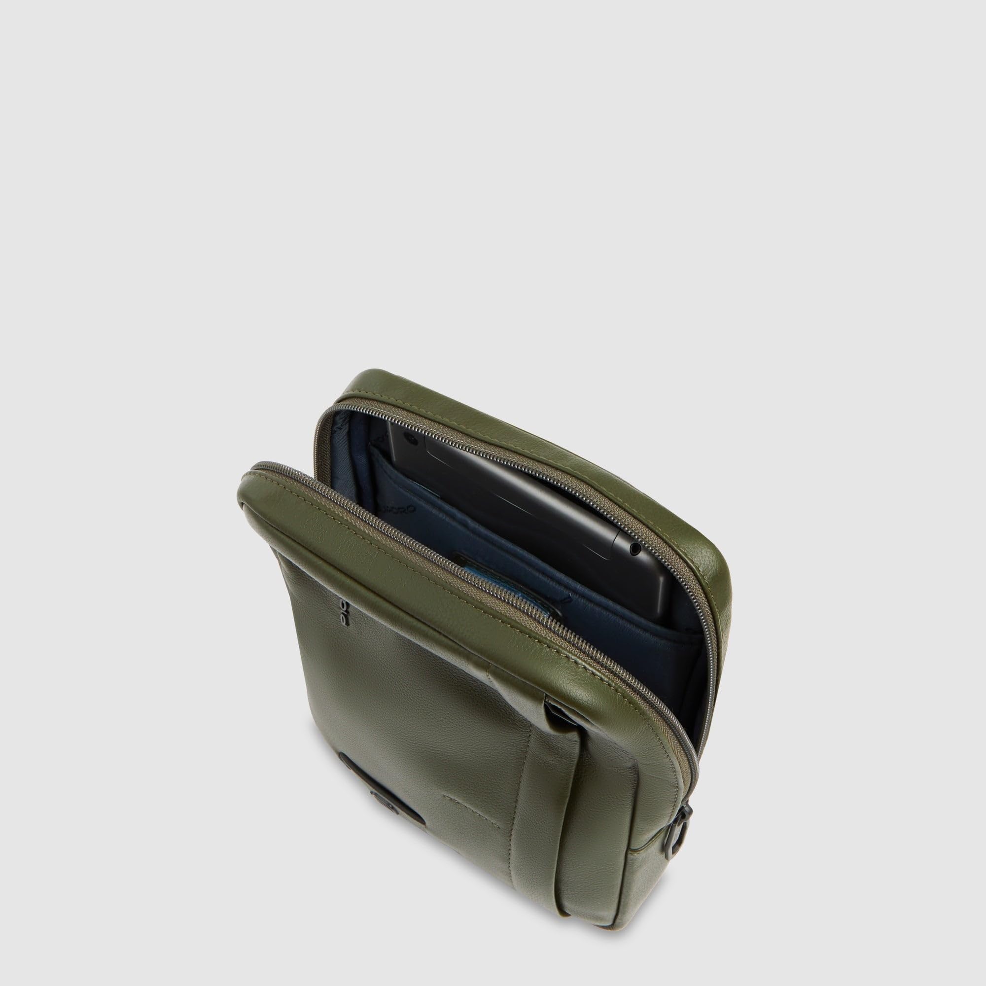 piquadro-borsello-uomo-piccolo-in-pelle-con-protezione-rfid-e-tasca-per-ipad-e-c image 4