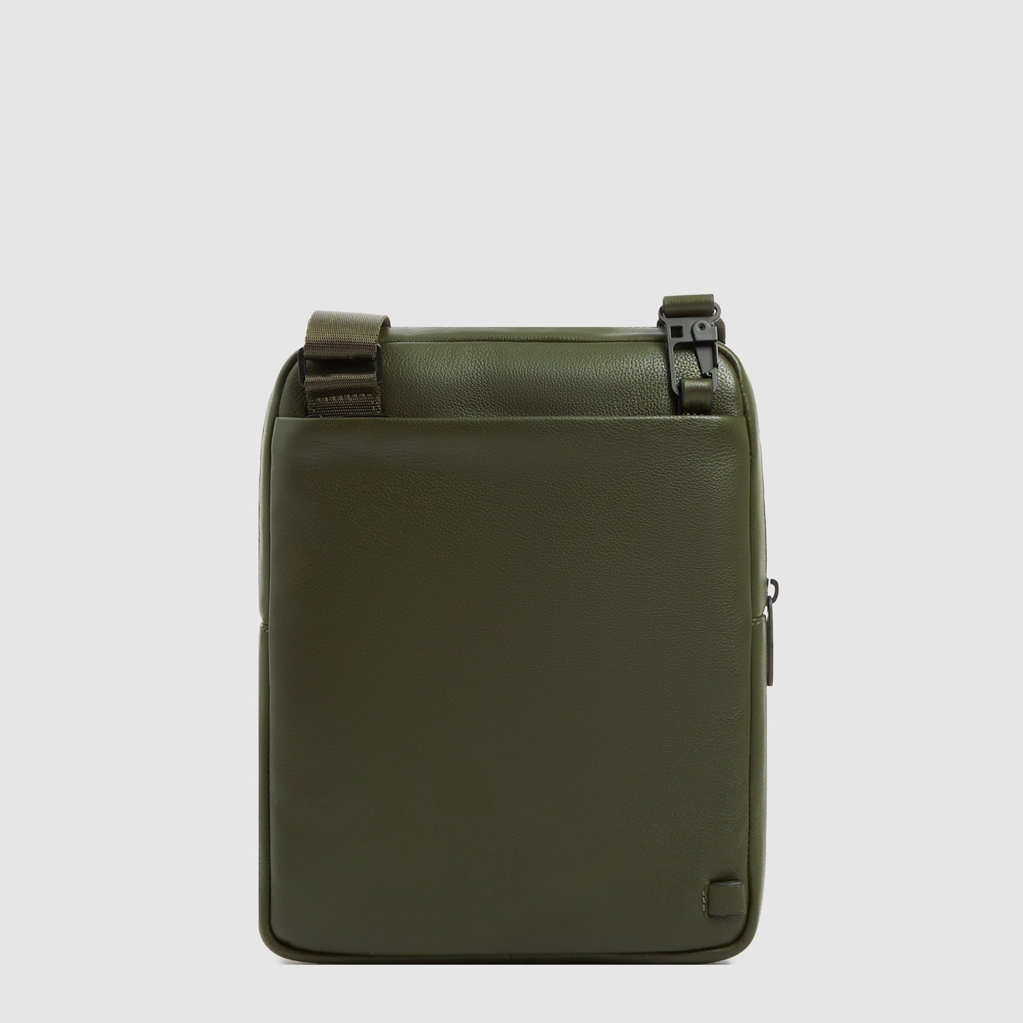 piquadro-borsello-uomo-in-pelle-con-scomparto-ipad-e-smart-tracker image 3