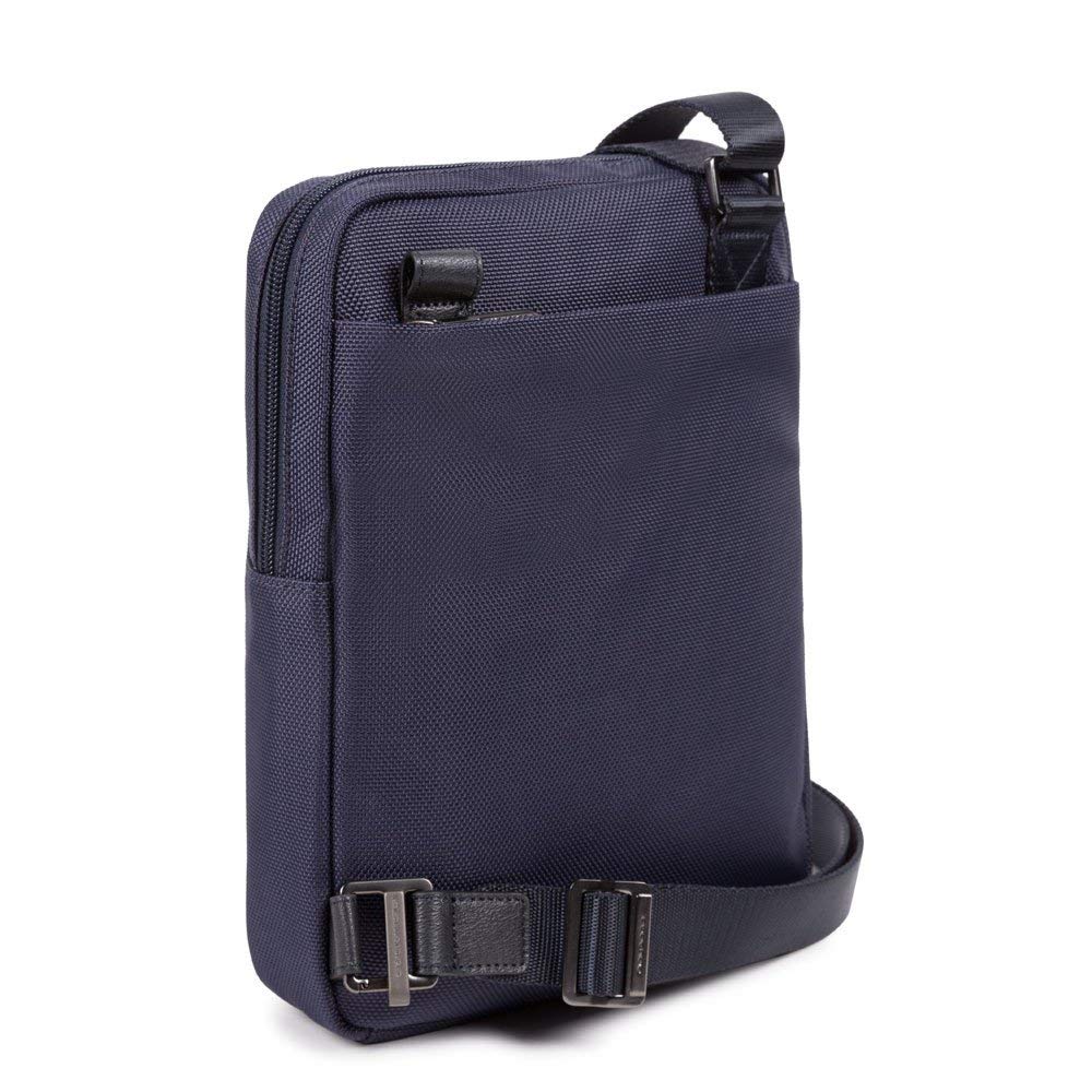 piquadro-borsello-compatto-uomo-in-pelle-e-tessuto-riciclato-porta-ipad-e-airpod image 2