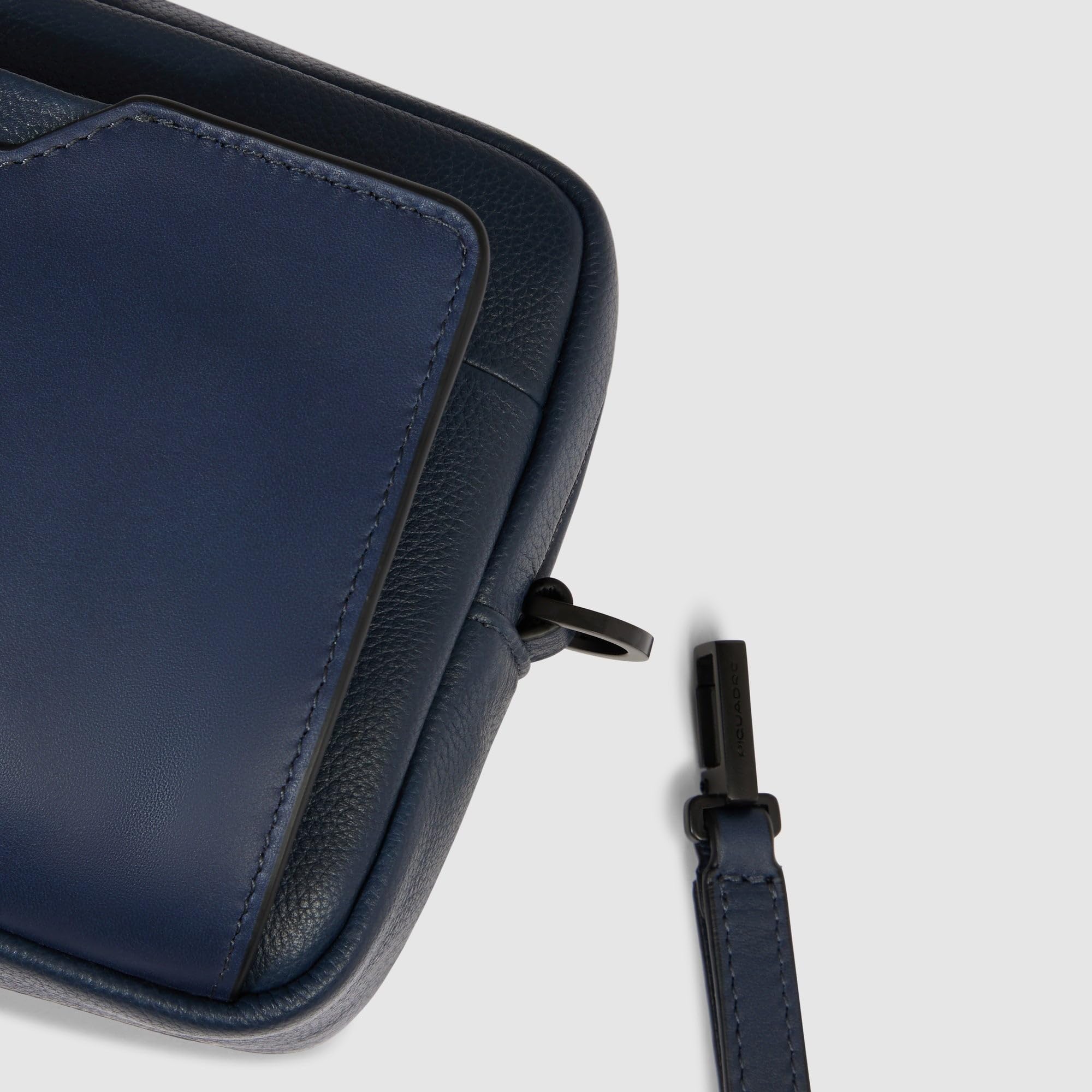 piquadro-pochette-uomo-in-pelle-blu-con-due-divisori-tracolla-rimovibile-e-desig image 5