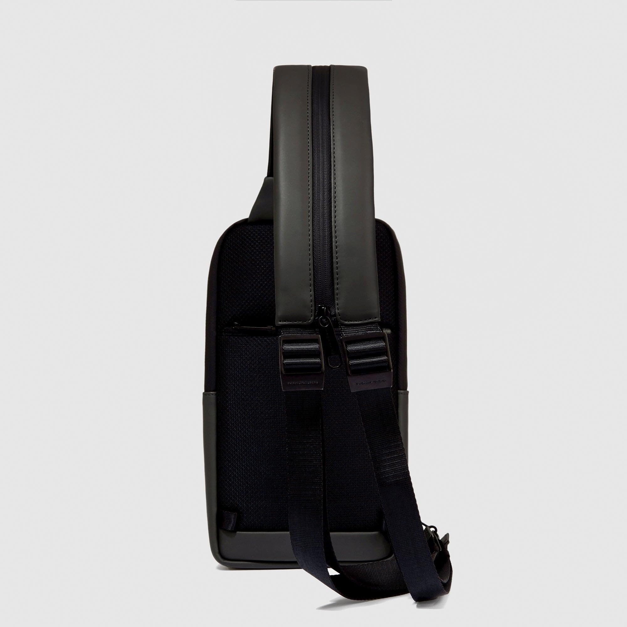 piquadro-borsa-monospalla-in-tessuto-nero-unisex-con-cinturino-ergonomico-e-vani image 3
