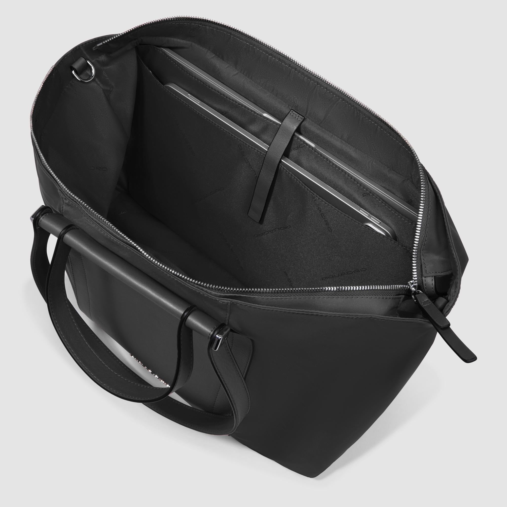 piquadro-shopping-bag-pieghevole-in-pelle-e-tessuto-riciclato-con-porta-pc-15-6- image 5