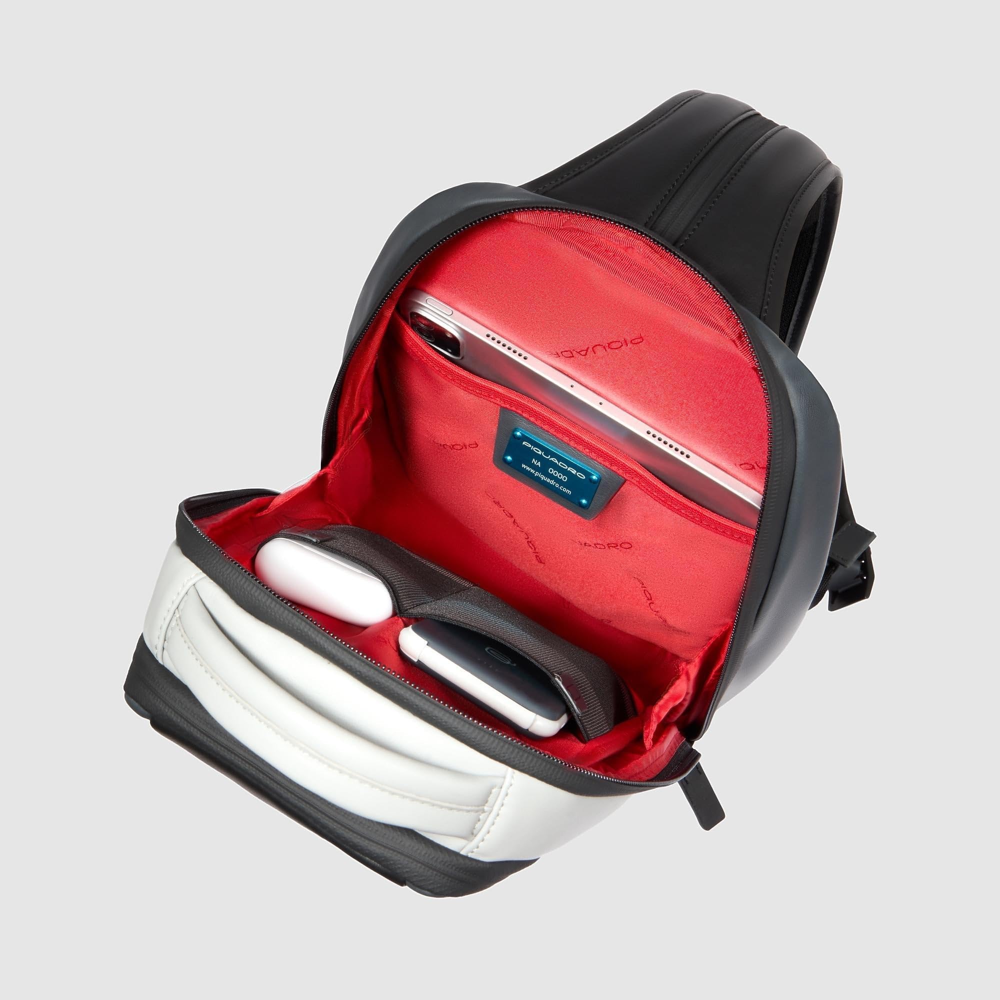 piquadro-zaino-monospalla-in-pelle-per-uomo-con-porta-ipad-tasca-airpods-e-prote image 5