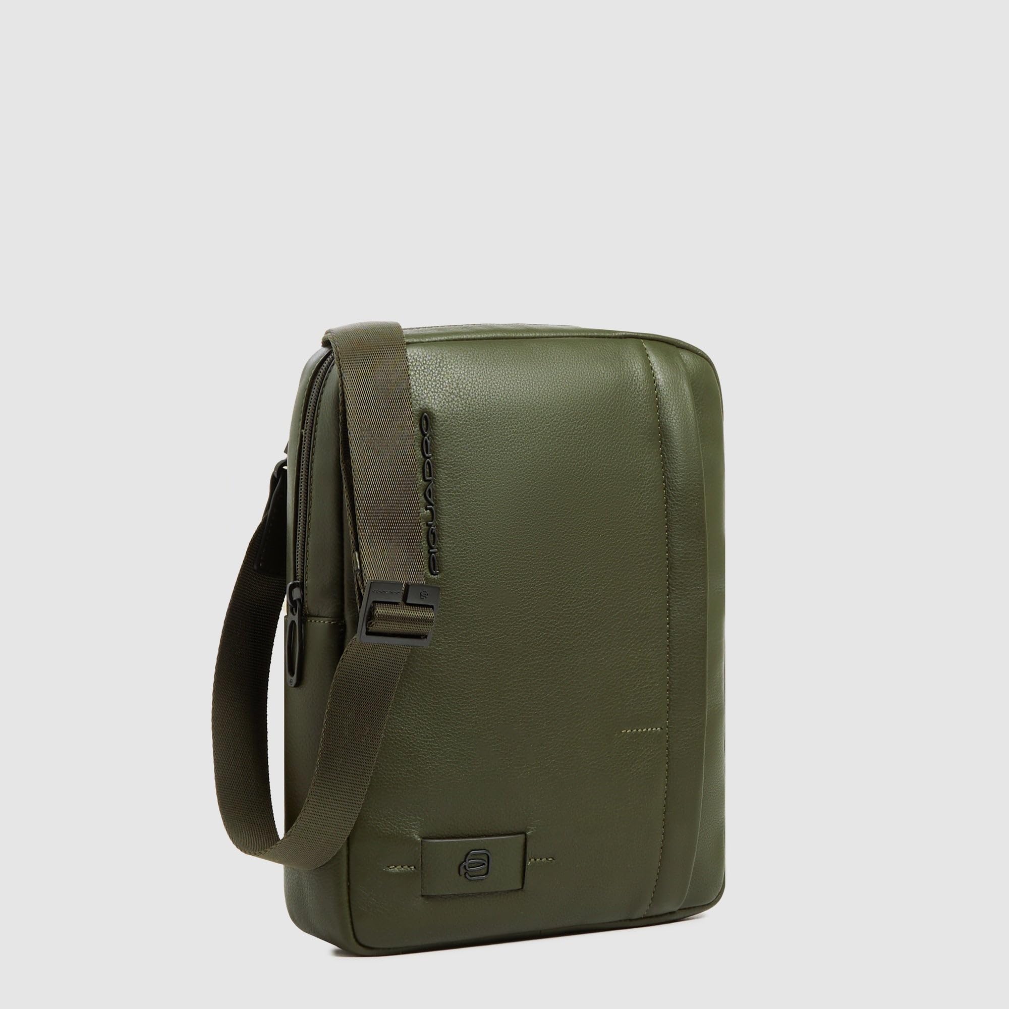 piquadro-borsello-uomo-in-pelle-con-scomparto-ipad-e-smart-tracker image 2