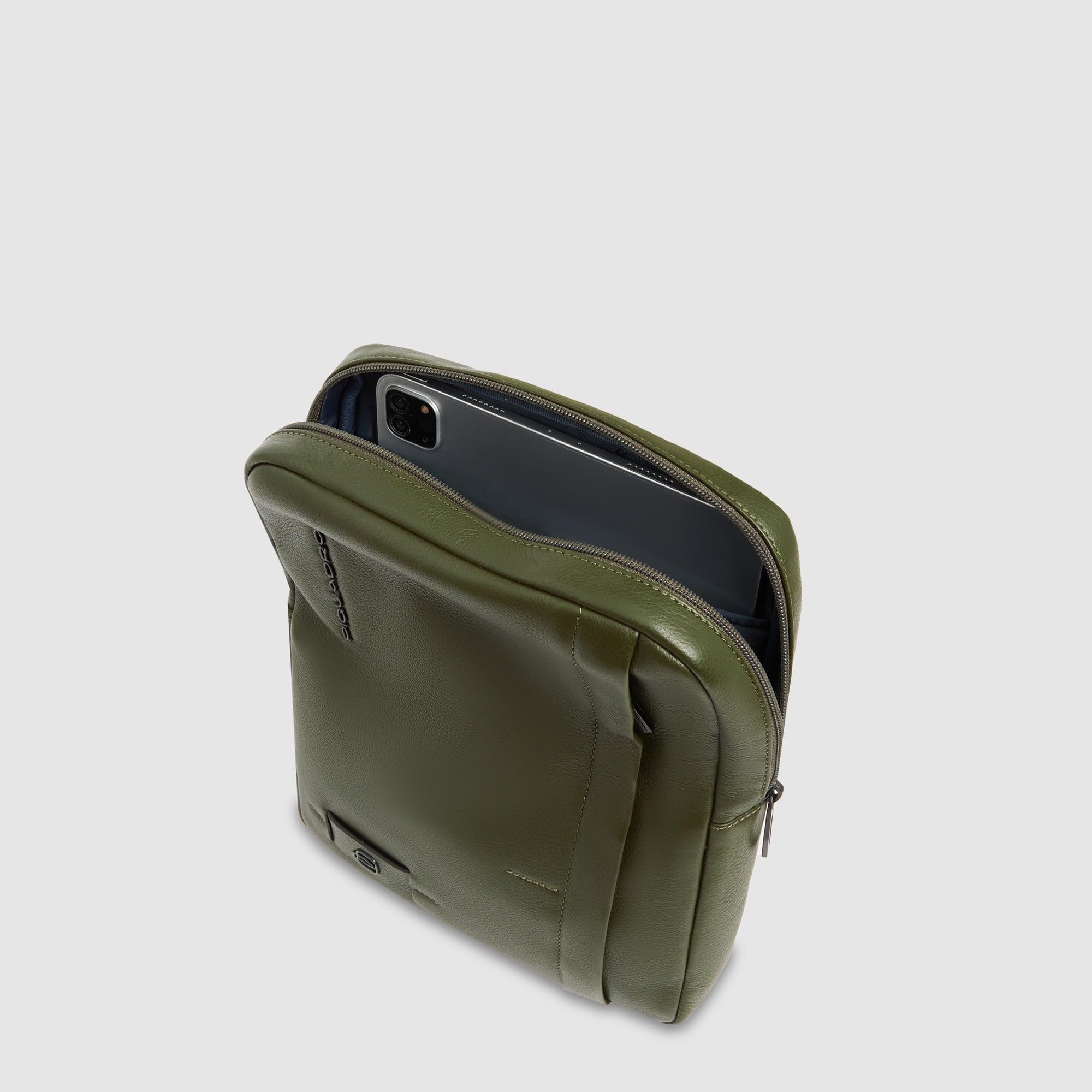piquadro-borsello-uomo-in-pelle-con-scomparto-ipad-e-smart-tracker image 4
