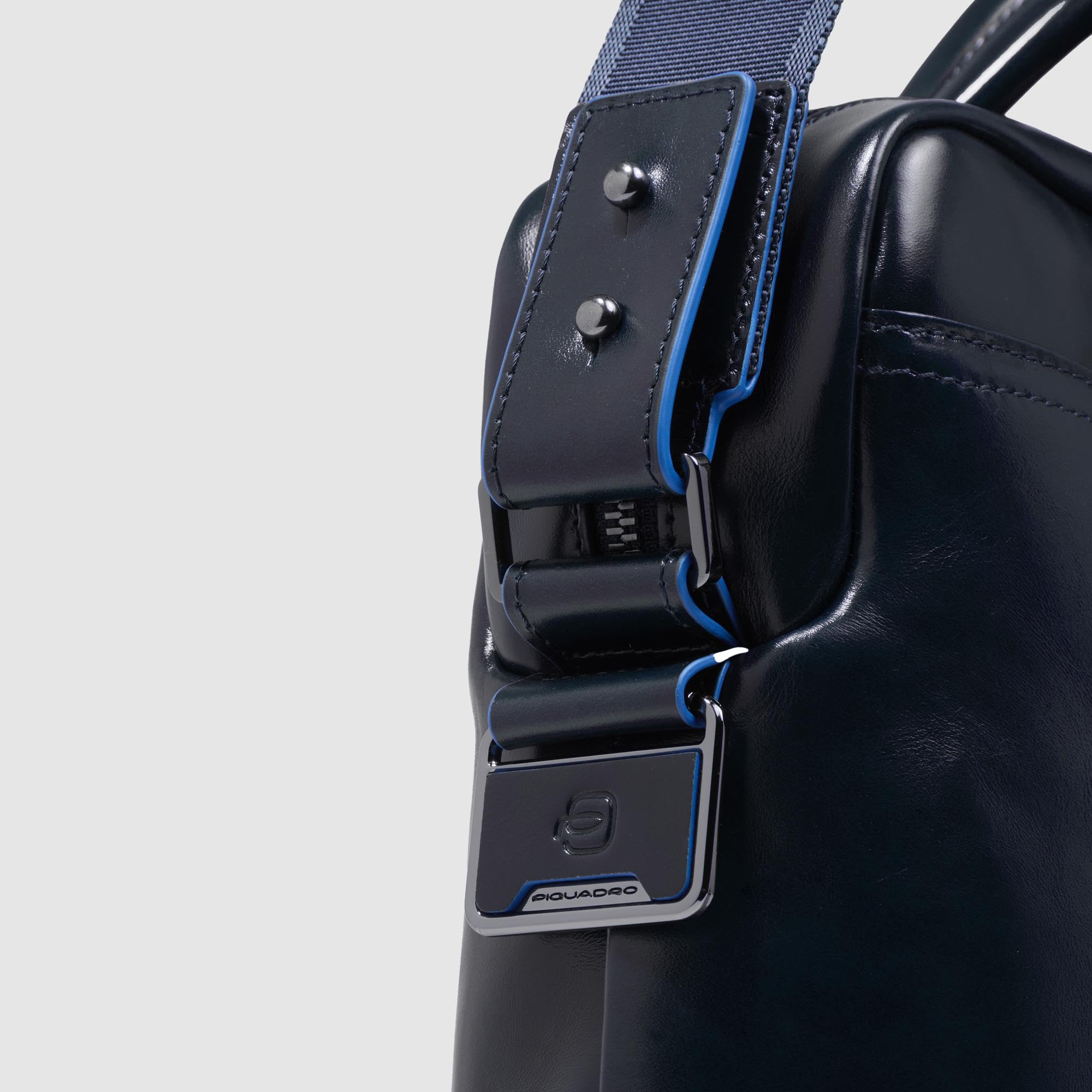 piquadro-borsa-lavoro-tracolla-in-pelle-porta-pc-15-6-blu-notte-collezione-blue- image 6