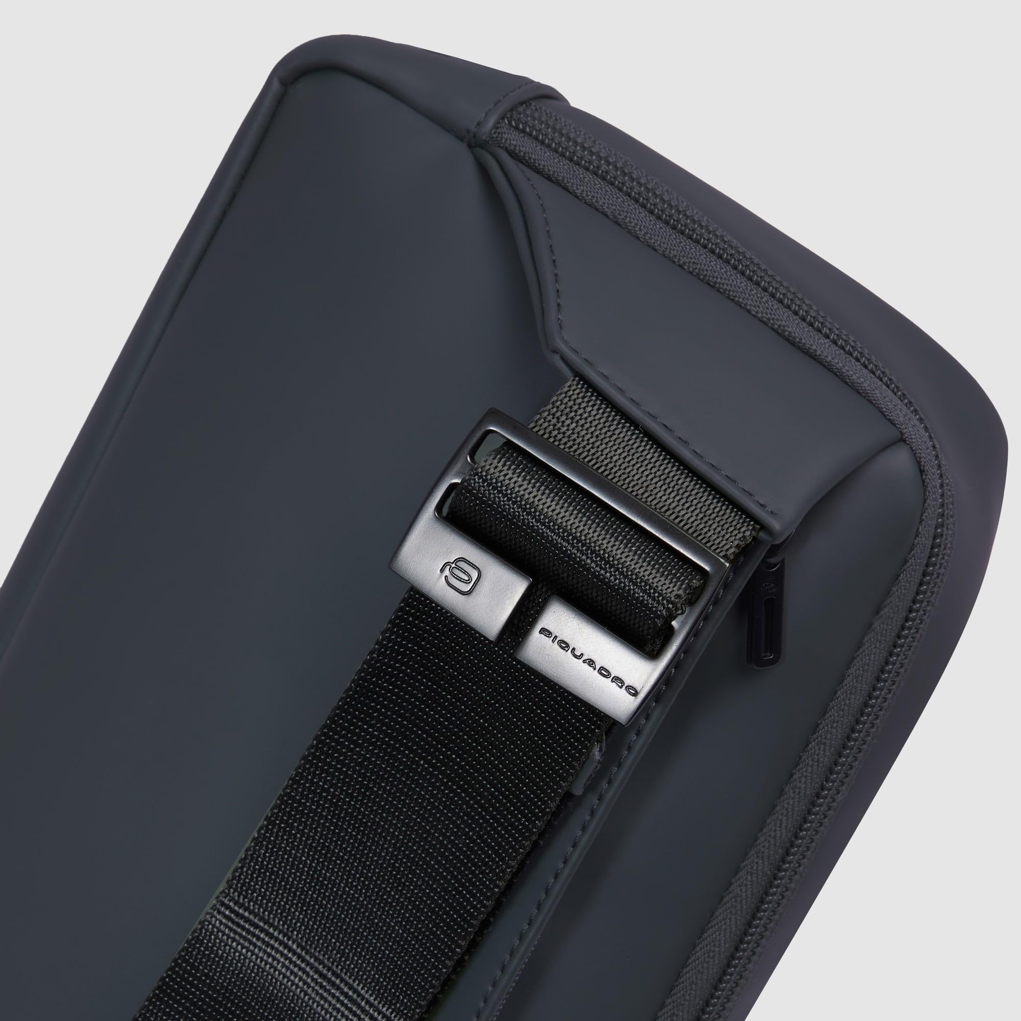 piquadro-marsupio-uomo-in-tessuto-gommato-resistente-all-acqua-con-protezione-rf image 5