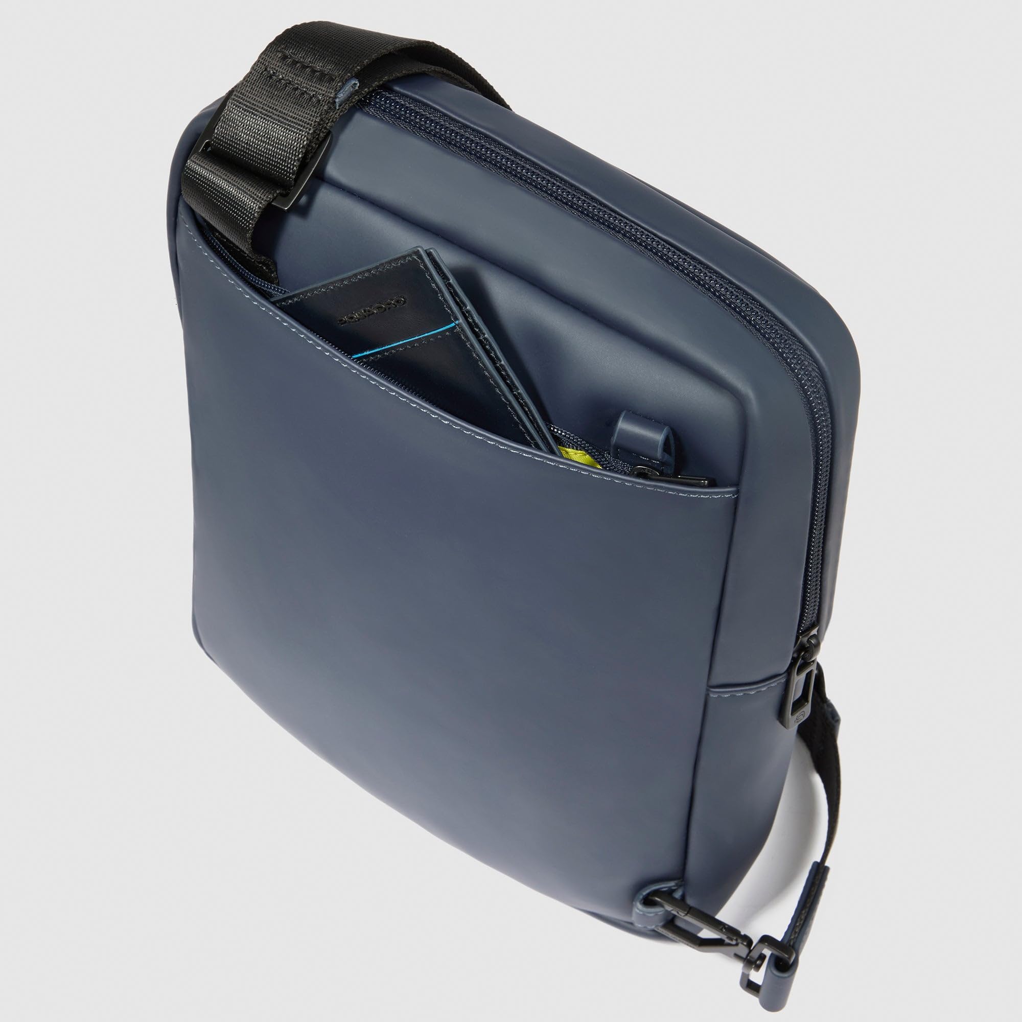piquadro-borsello-uomo-impermeabile-in-tessuto-gommato-porta-ipad-con-protezione image 5