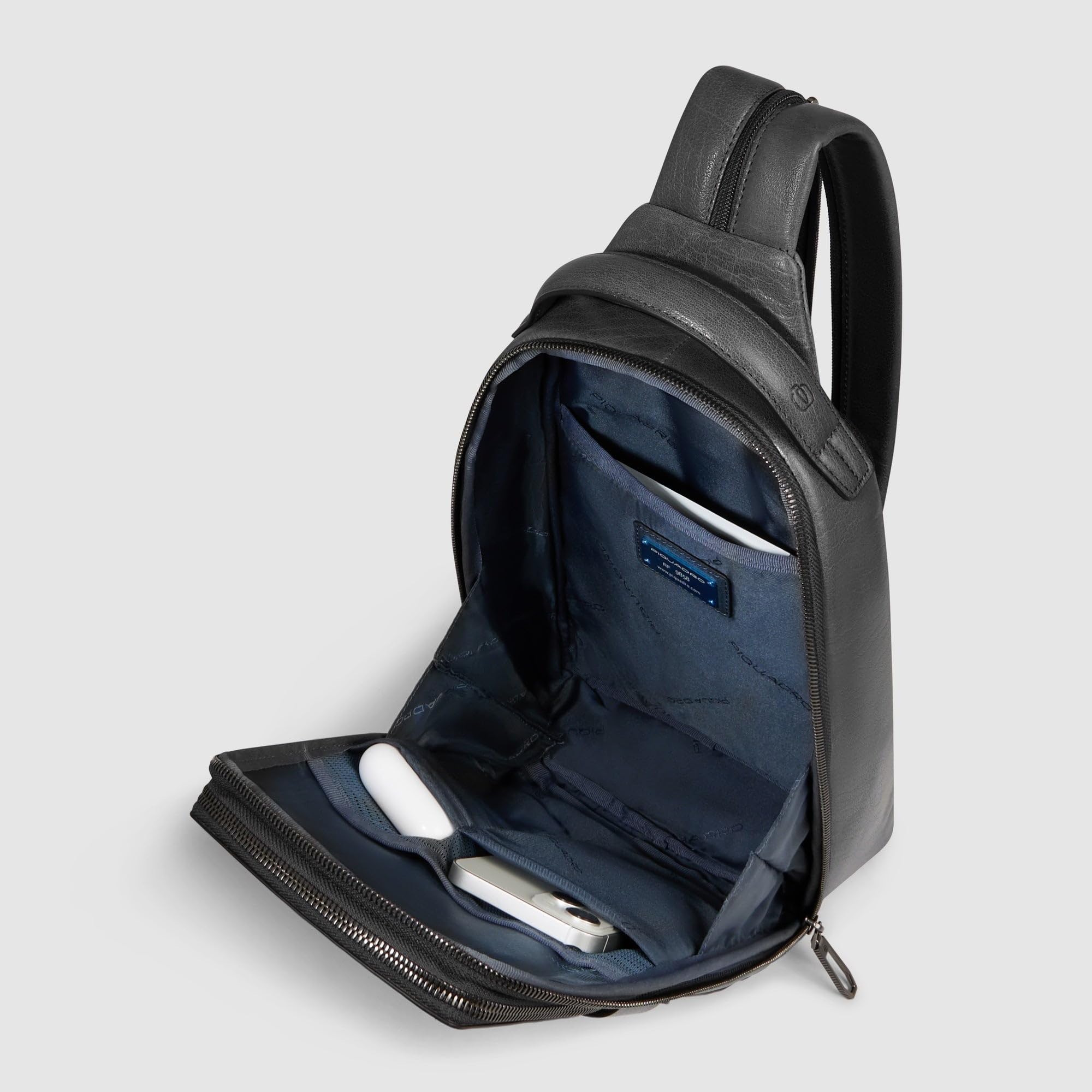 piquadro-zaino-monospalla-uomo-personalizzabile-in-pelle-con-protezione-rfid-e-t image 4