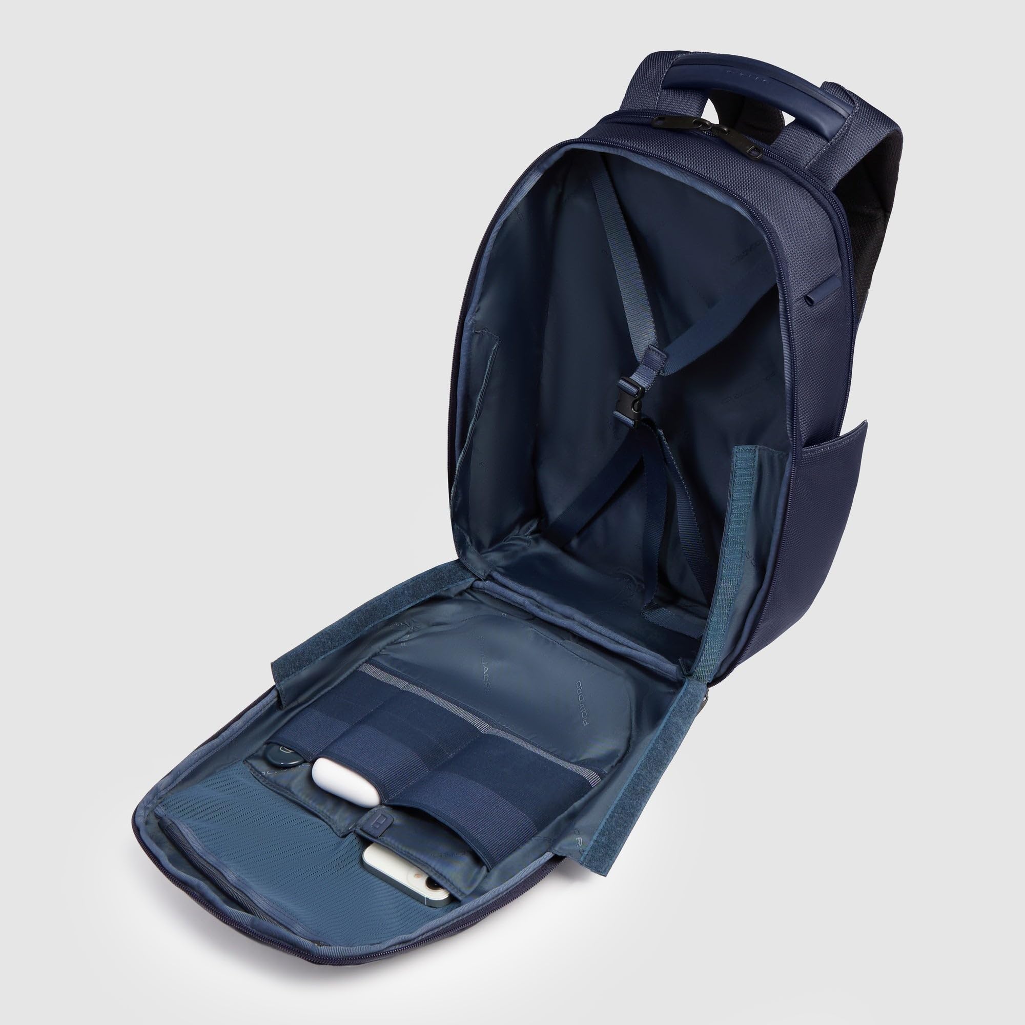 piquadro-zaino-da-viaggio-porta-pc-14-in-tessuto-riciclato-con-usb-e-protezione- image 4