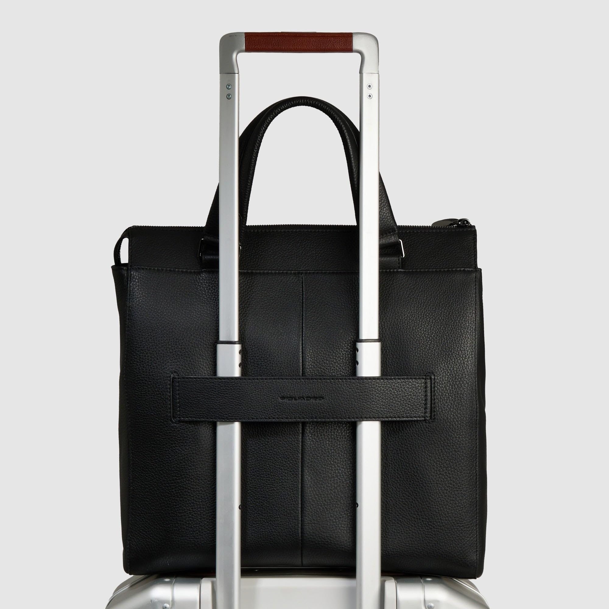 piquadro-tote-bag-uomo-per-pc-13-3-in-pelle-con-protezione-antiurto-e-tasca-airt image 3