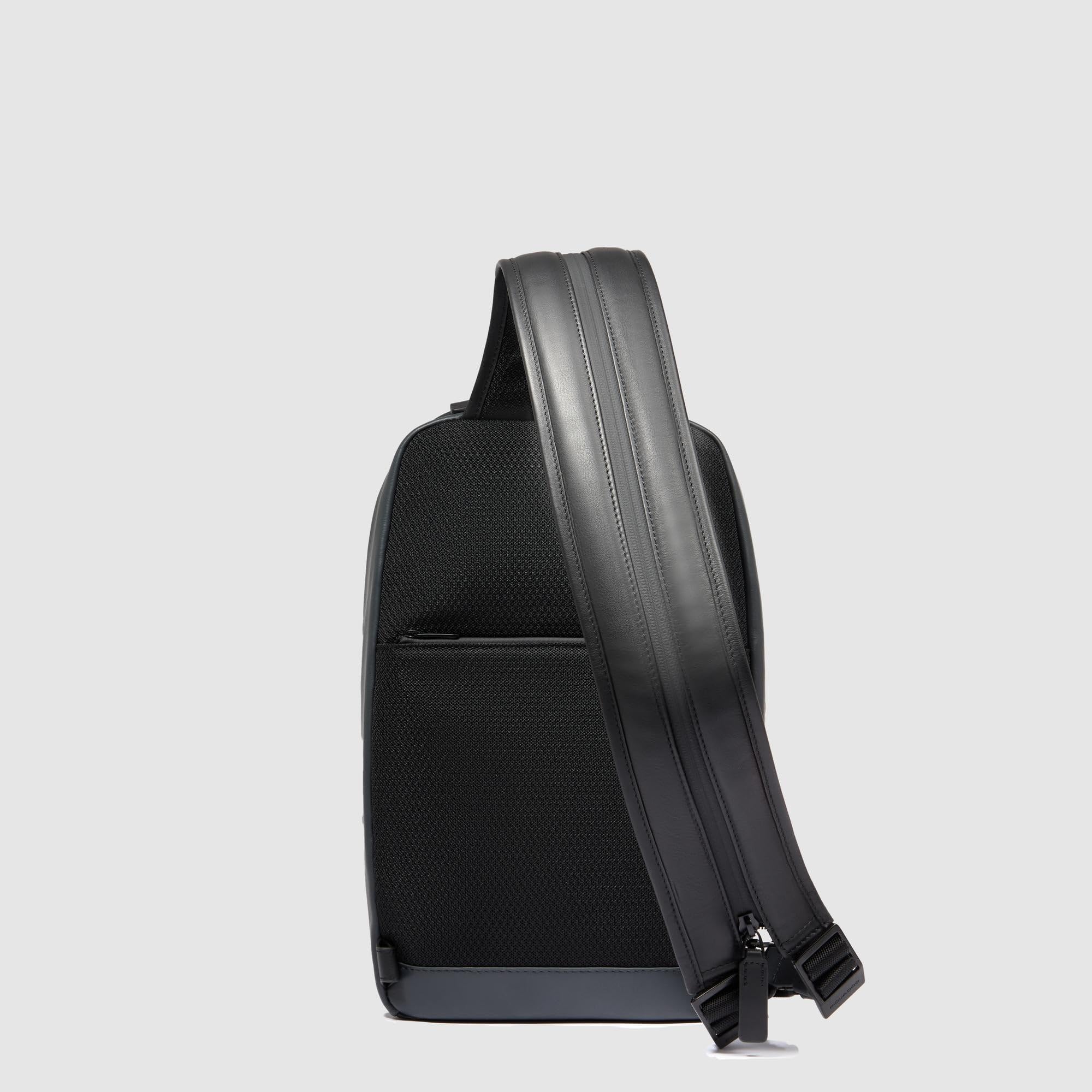 piquadro-zaino-monospalla-in-pelle-per-uomo-con-porta-ipad-tasca-airpods-e-prote image 3