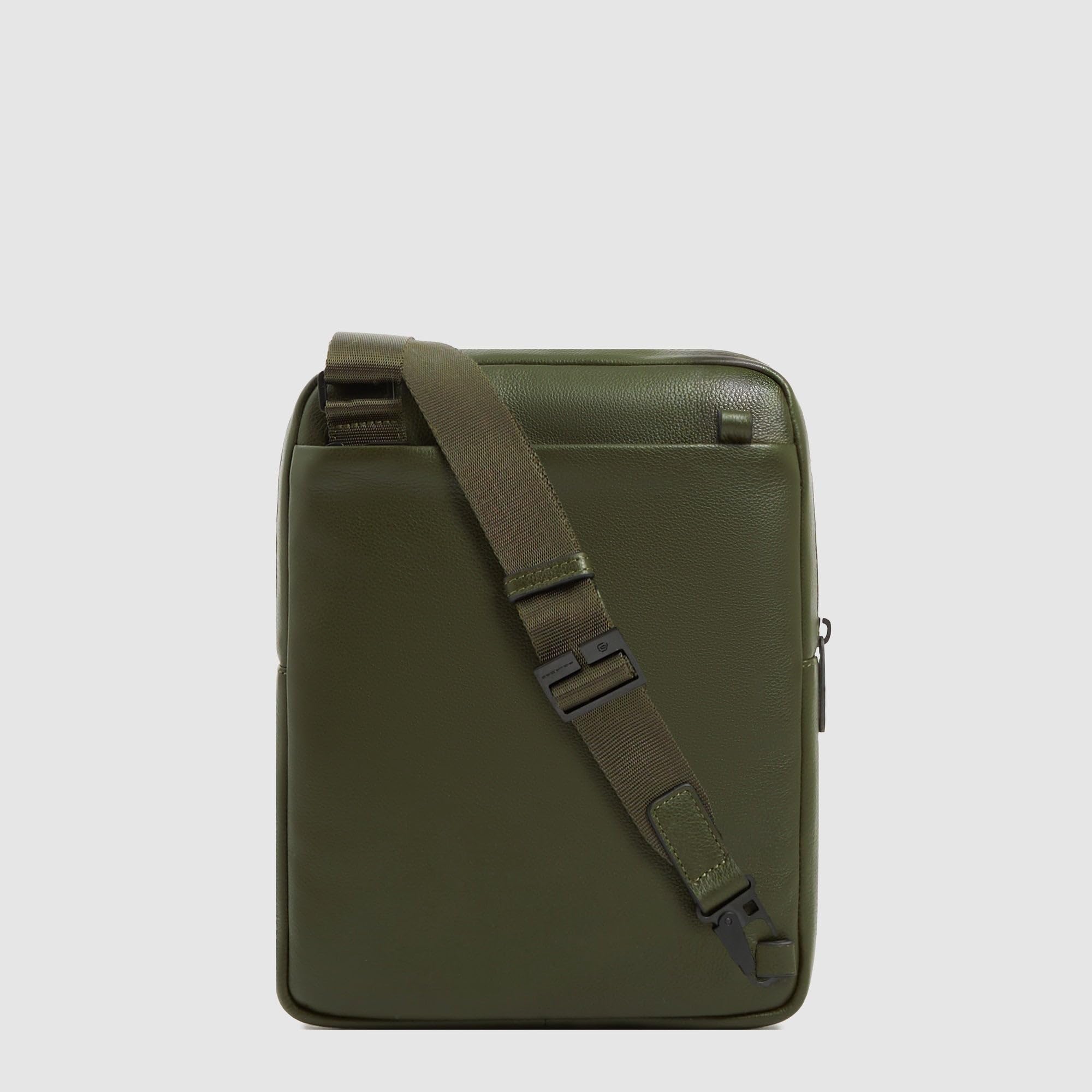 piquadro-borsello-uomo-in-pelle-con-scomparto-ipad-e-smart-tracker image 5