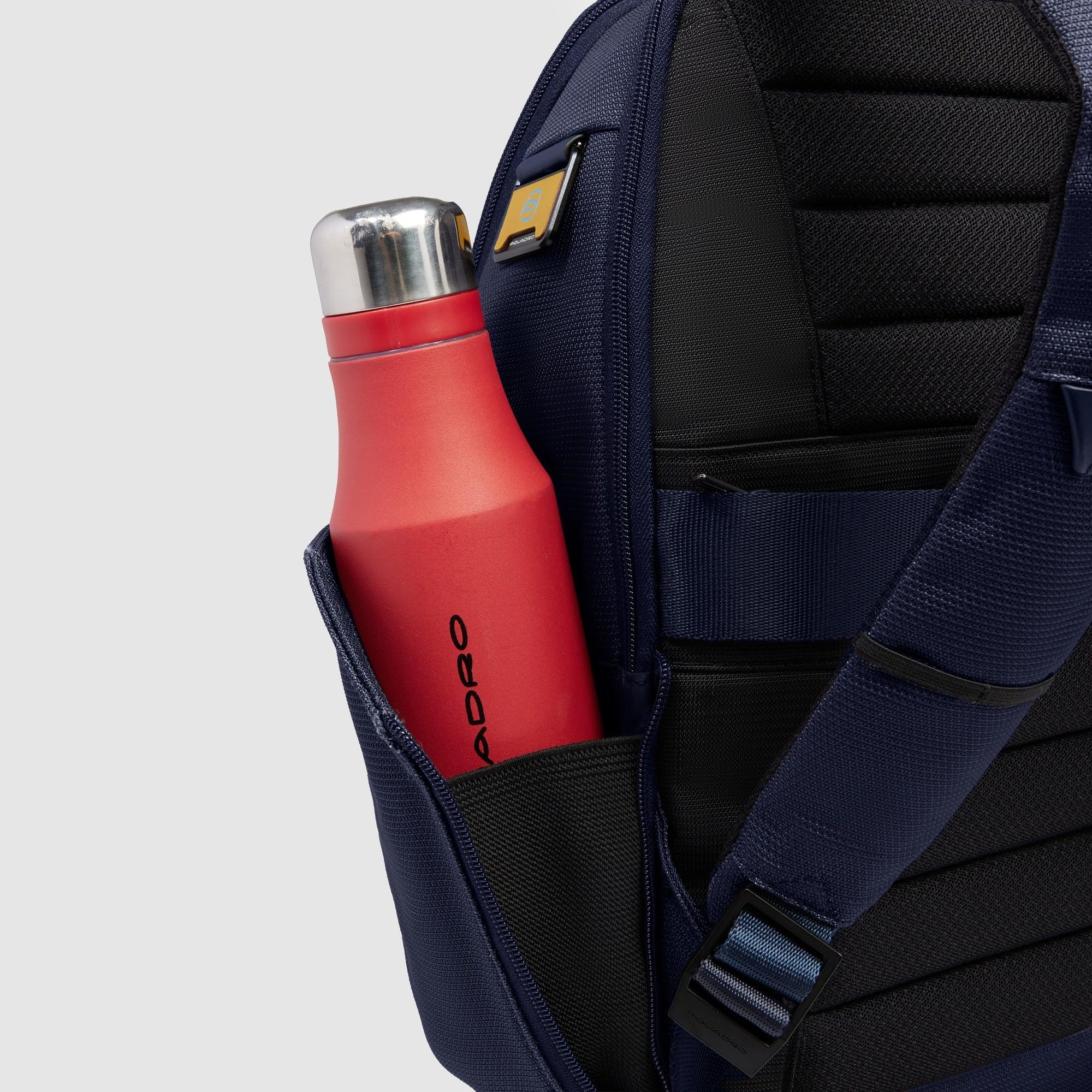 piquadro-zaino-da-viaggio-porta-pc-14-in-tessuto-riciclato-con-usb-e-protezione- image 8