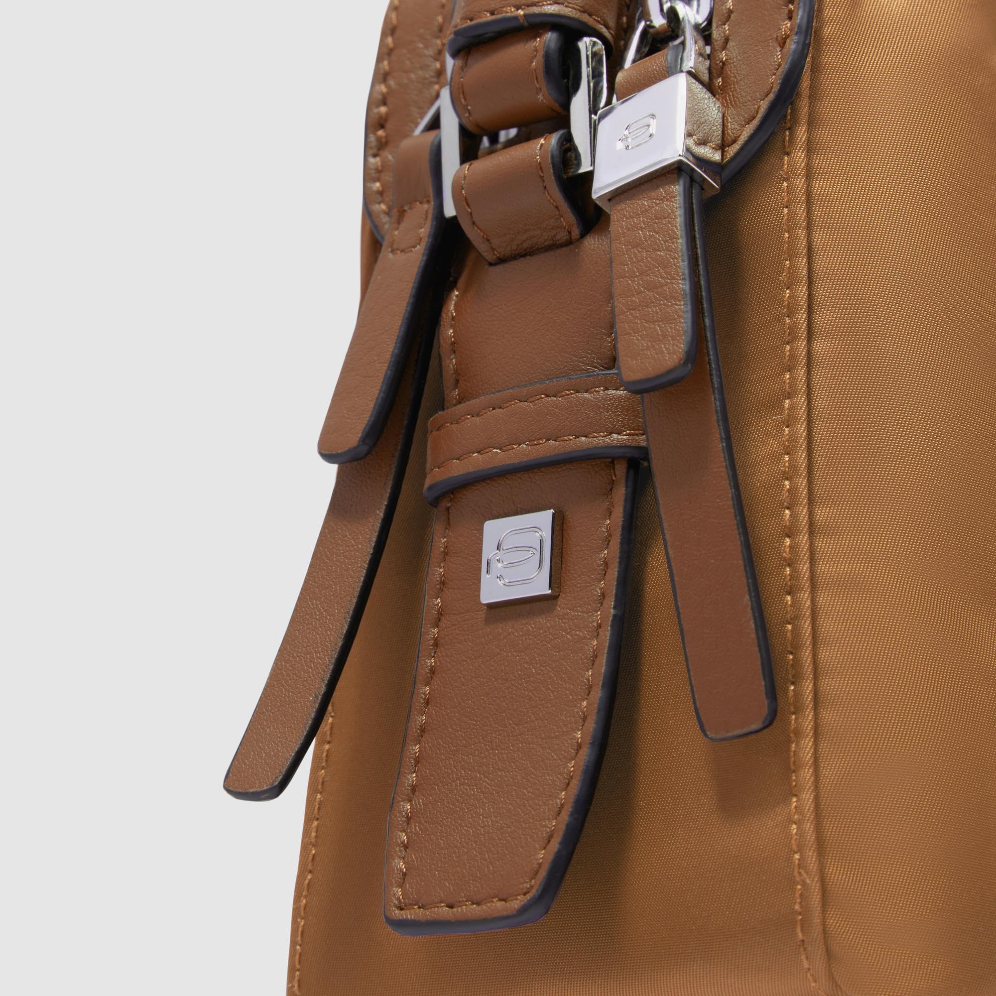 piquadro-borsa-a-tracolla-donna-linea-circle-in-pelle-e-tessuto-riciclato-due-sc image 2