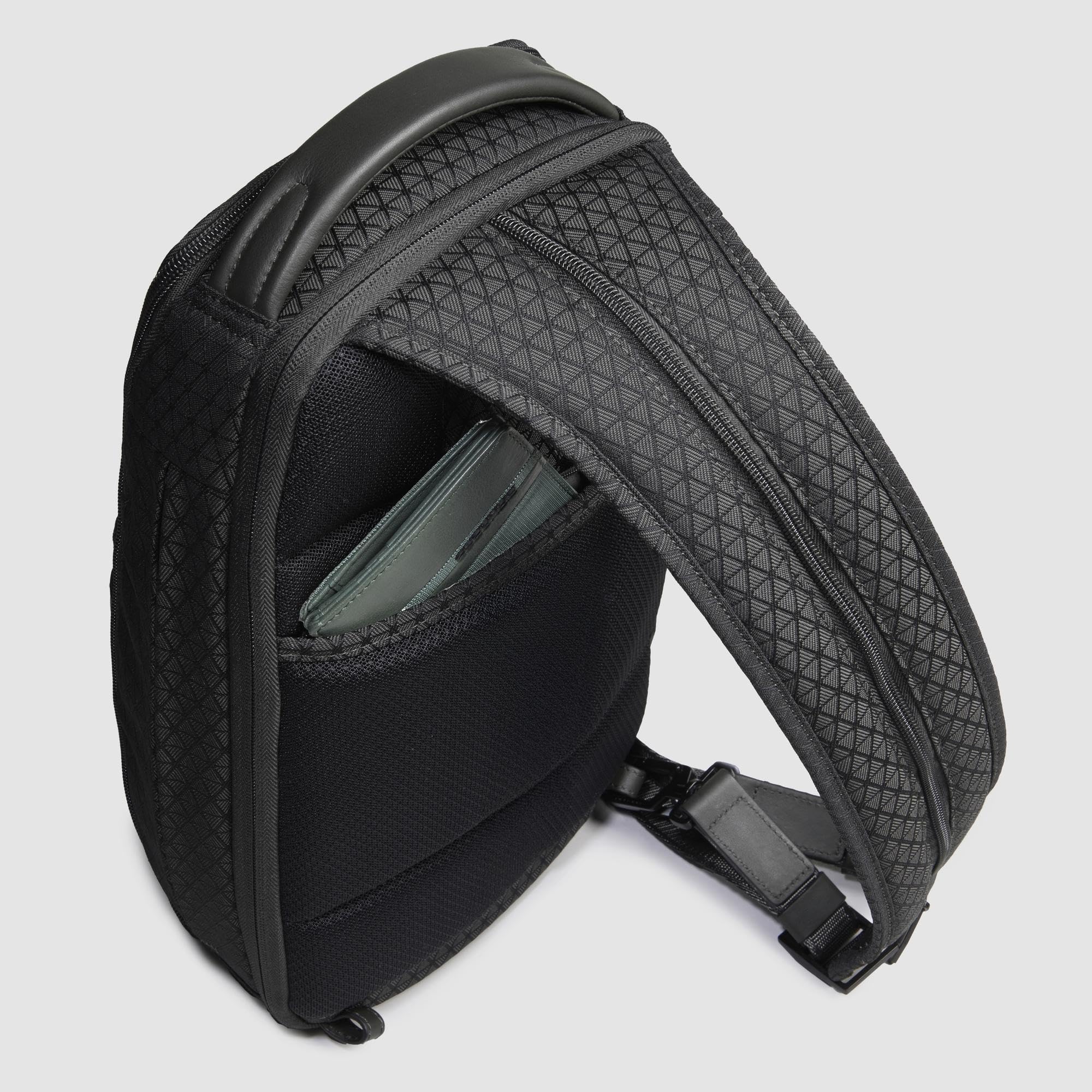 piquadro-zaino-monospalla-uomo-in-tessuto-riciclato-con-protezione-rfid image 7