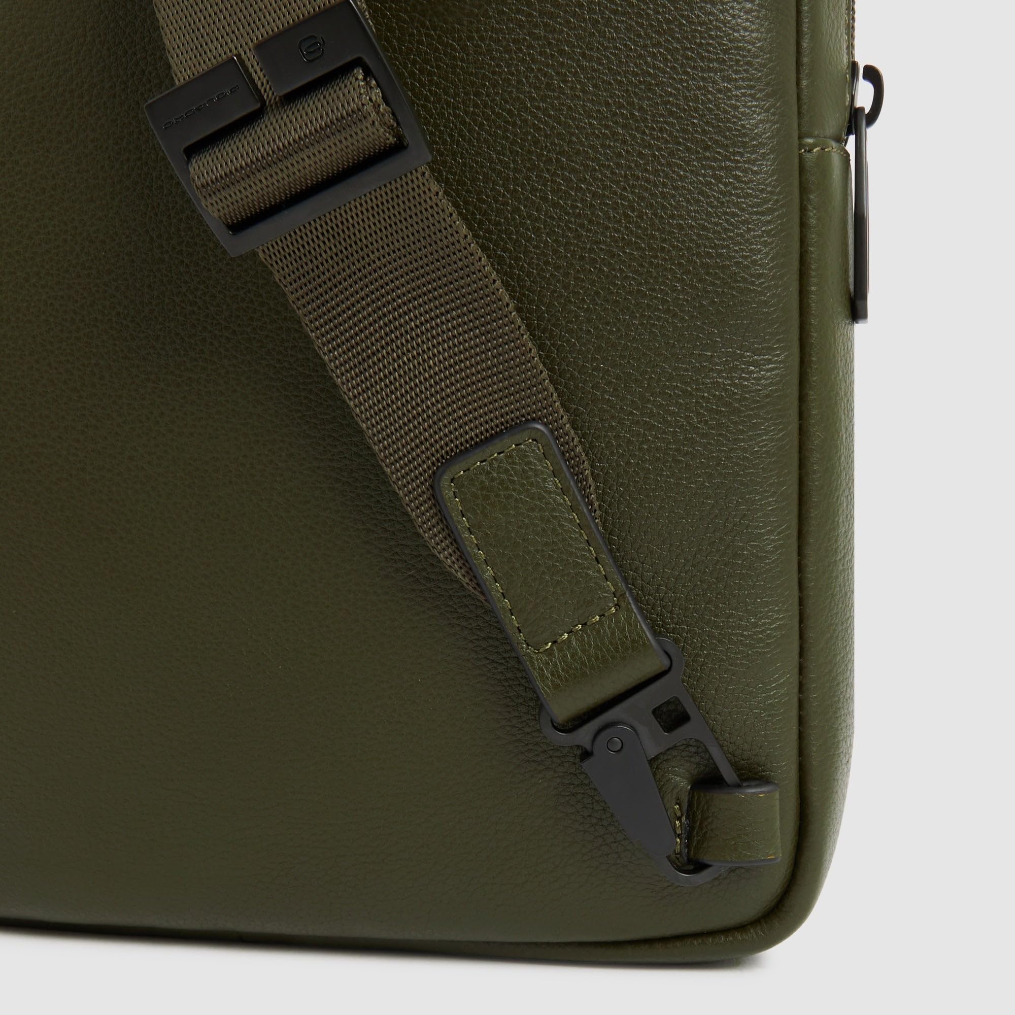 piquadro-borsello-uomo-in-pelle-con-scomparto-ipad-e-smart-tracker image 6