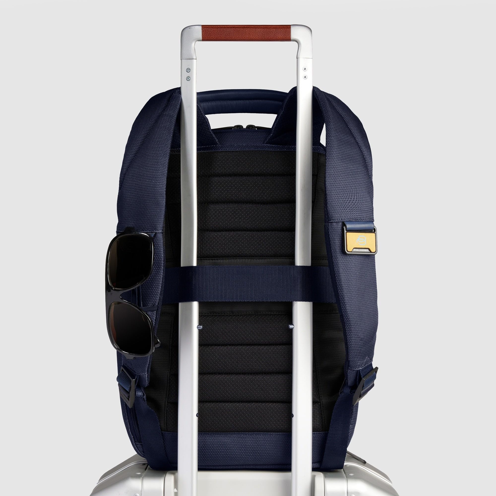 piquadro-zaino-da-viaggio-porta-pc-14-in-tessuto-riciclato-con-usb-e-protezione- image 3