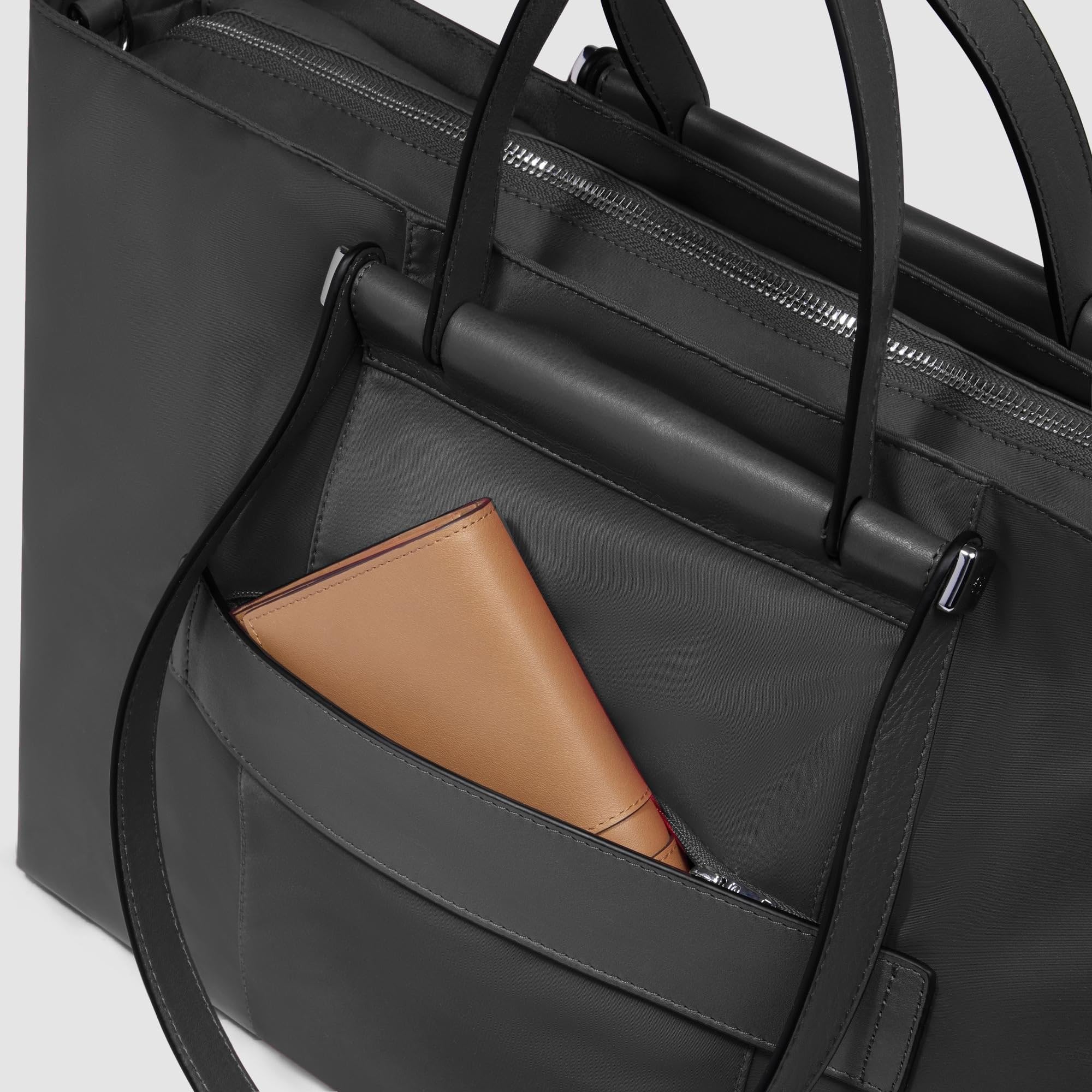 piquadro-shopping-bag-pieghevole-in-pelle-e-tessuto-riciclato-con-porta-pc-15-6- image 4