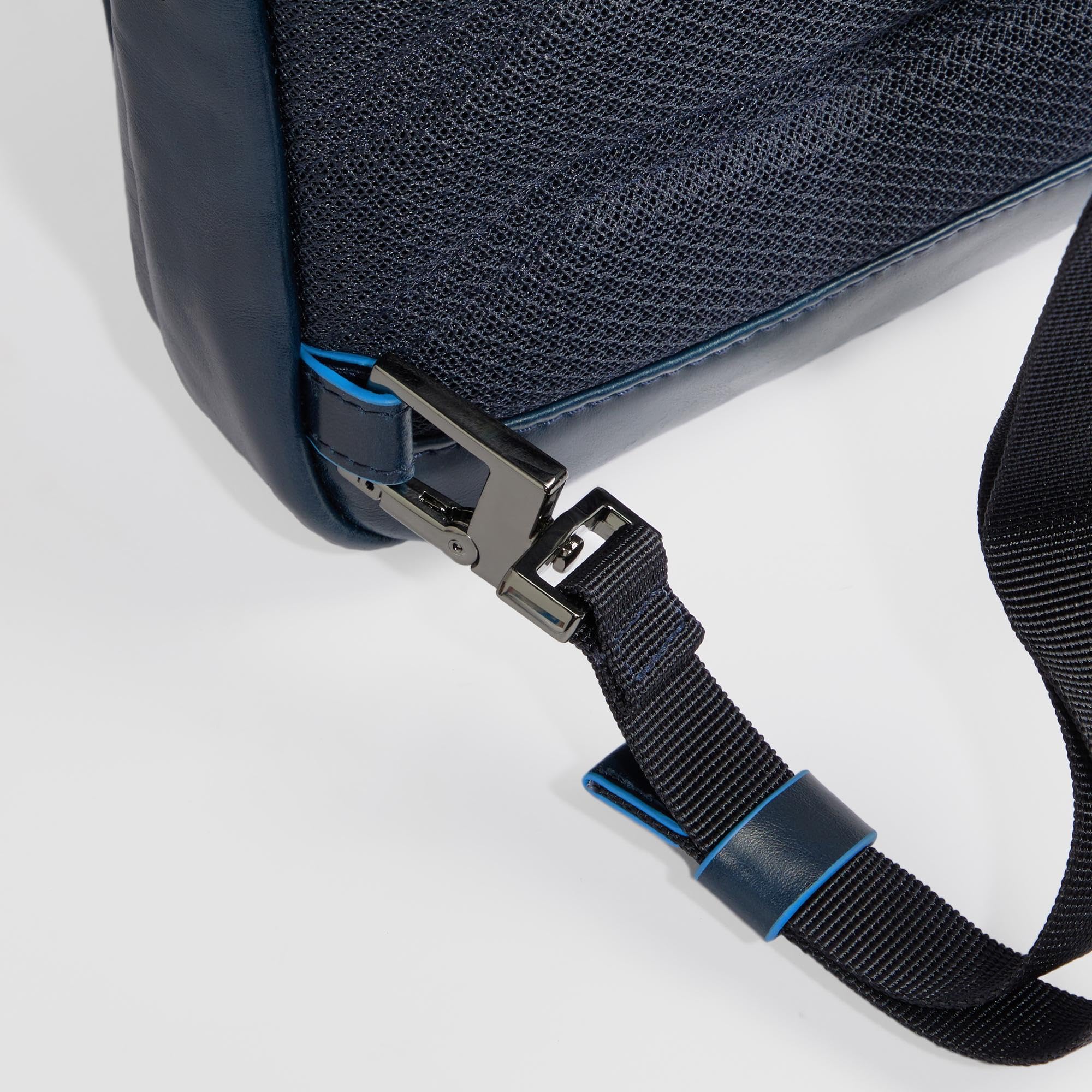 piquadro-borsa-monospalla-convertibile-in-zaino-in-pelle-per-uomo image 8
