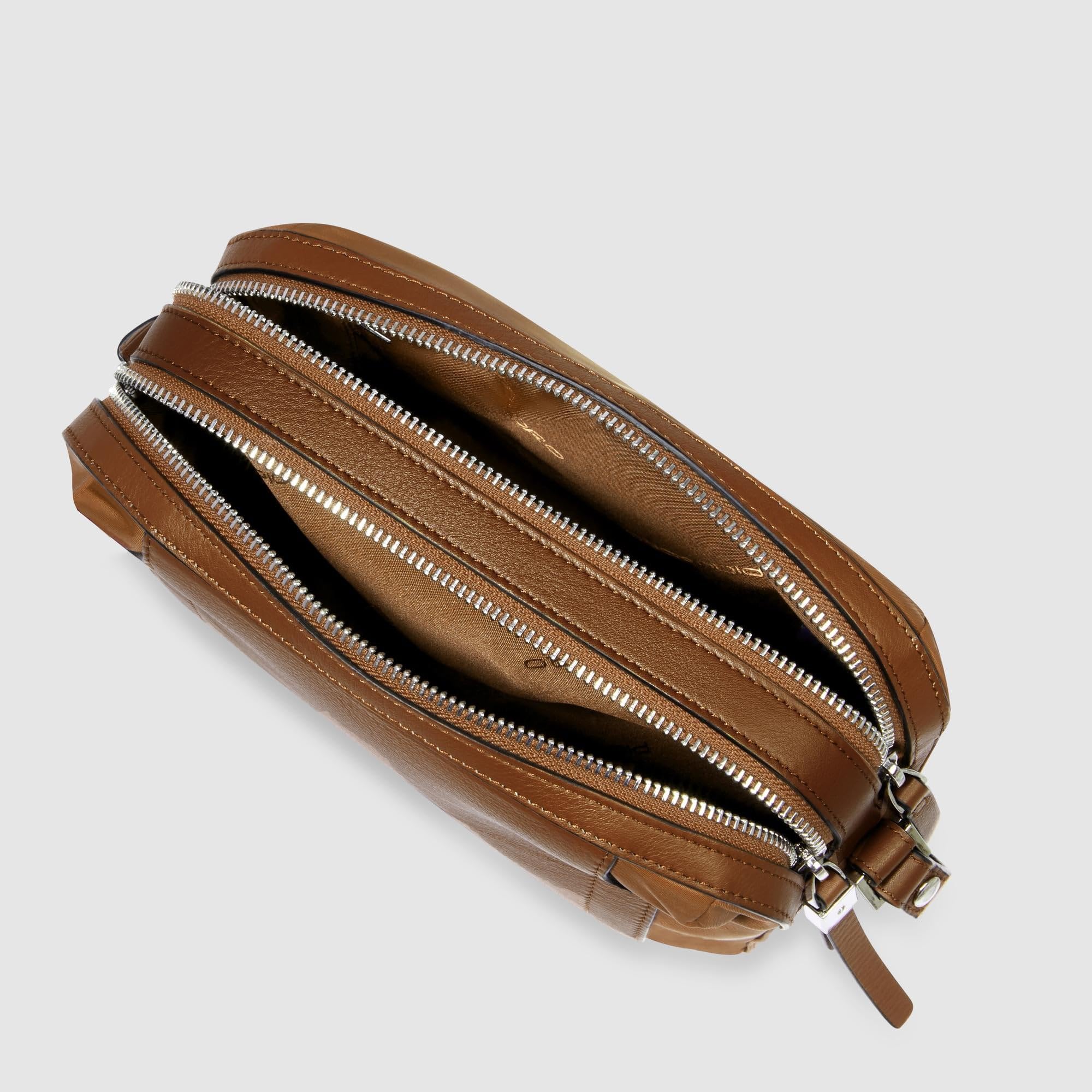piquadro-borsa-a-tracolla-donna-linea-circle-in-pelle-e-tessuto-riciclato-due-sc image 5