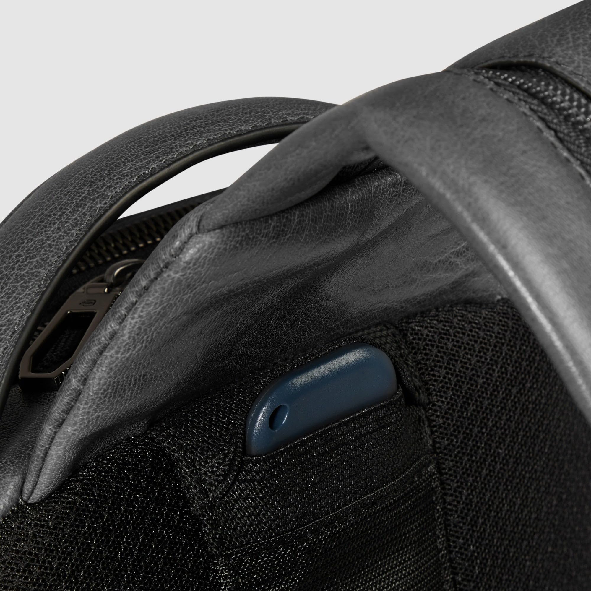piquadro-zaino-monospalla-uomo-personalizzabile-in-pelle-con-protezione-rfid-e-t image 6