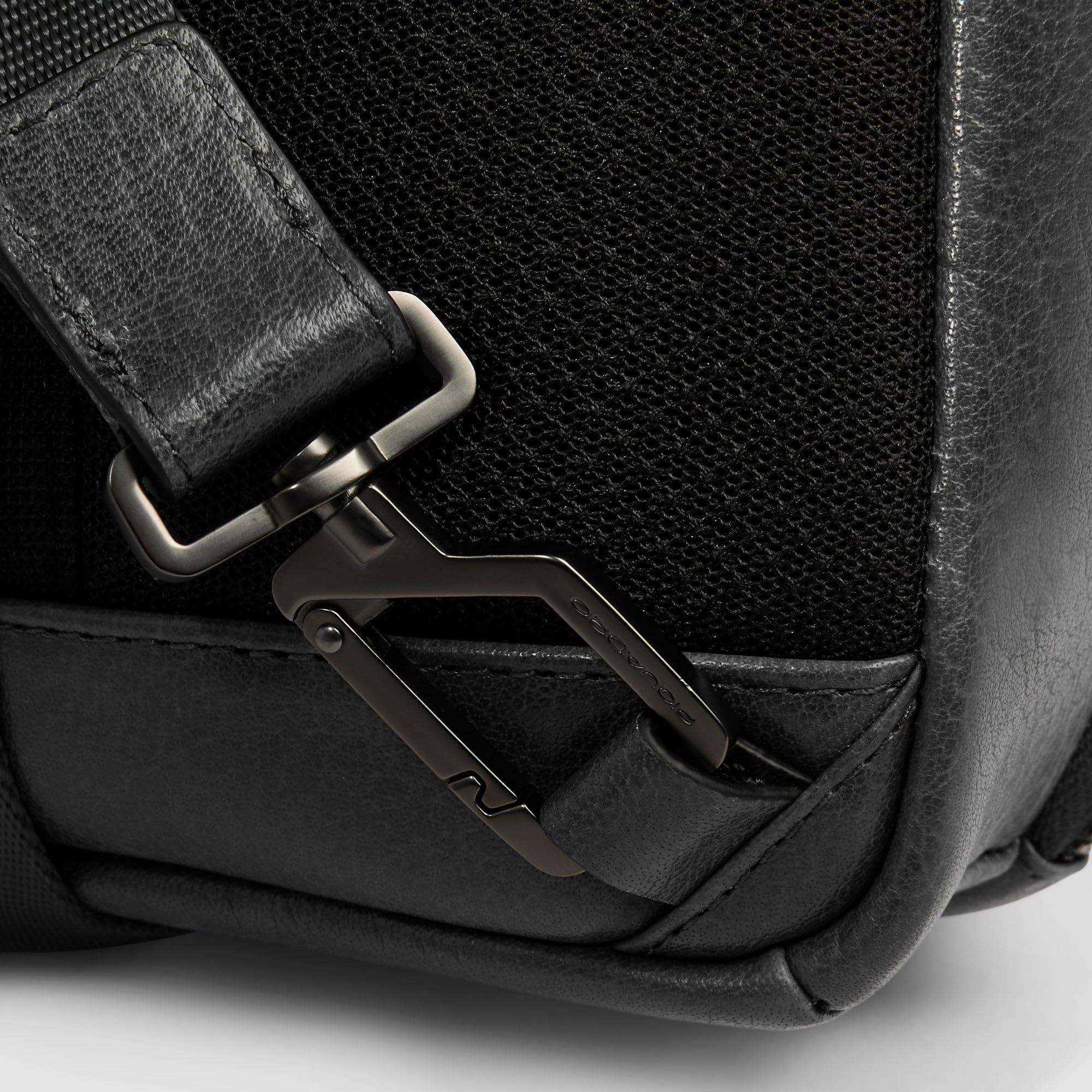 piquadro-zaino-monospalla-uomo-personalizzabile-in-pelle-con-protezione-rfid-e-t image 7