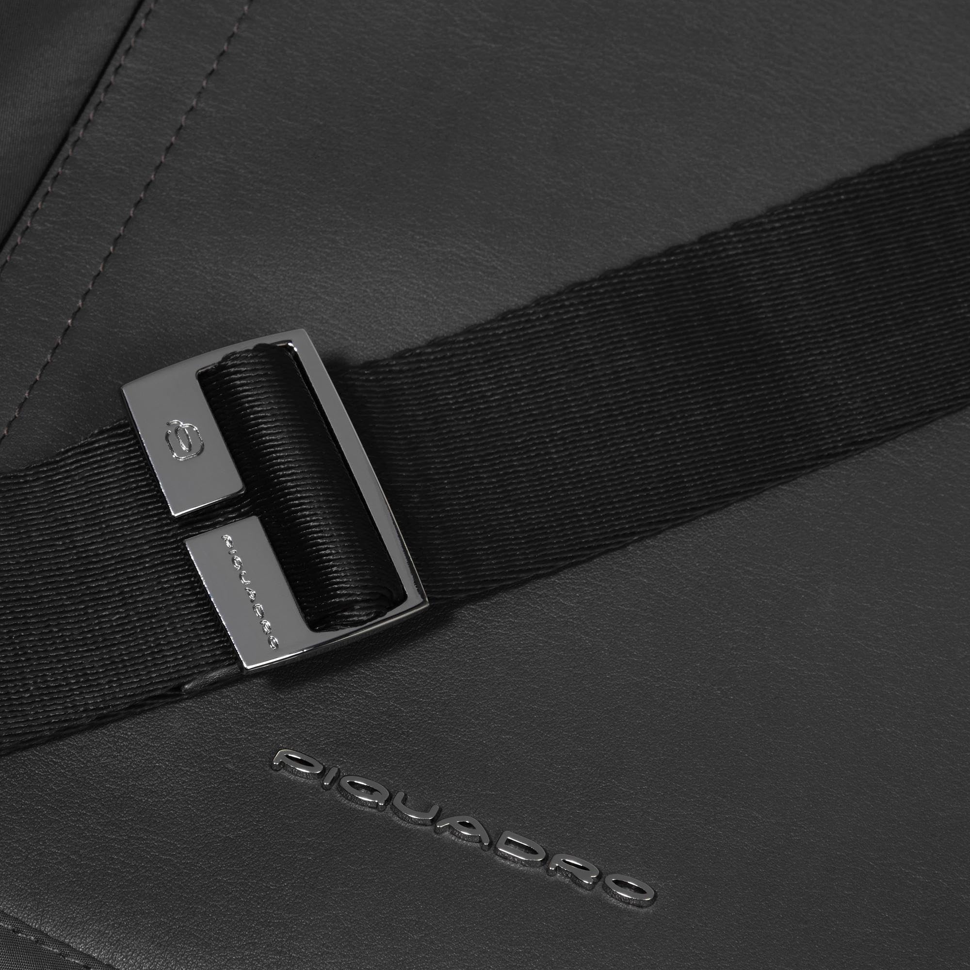 piquadro-borsa-a-tracolla-donna-porta-ipad-pelle-e-tessuto-riciclato-linea-circl image 6