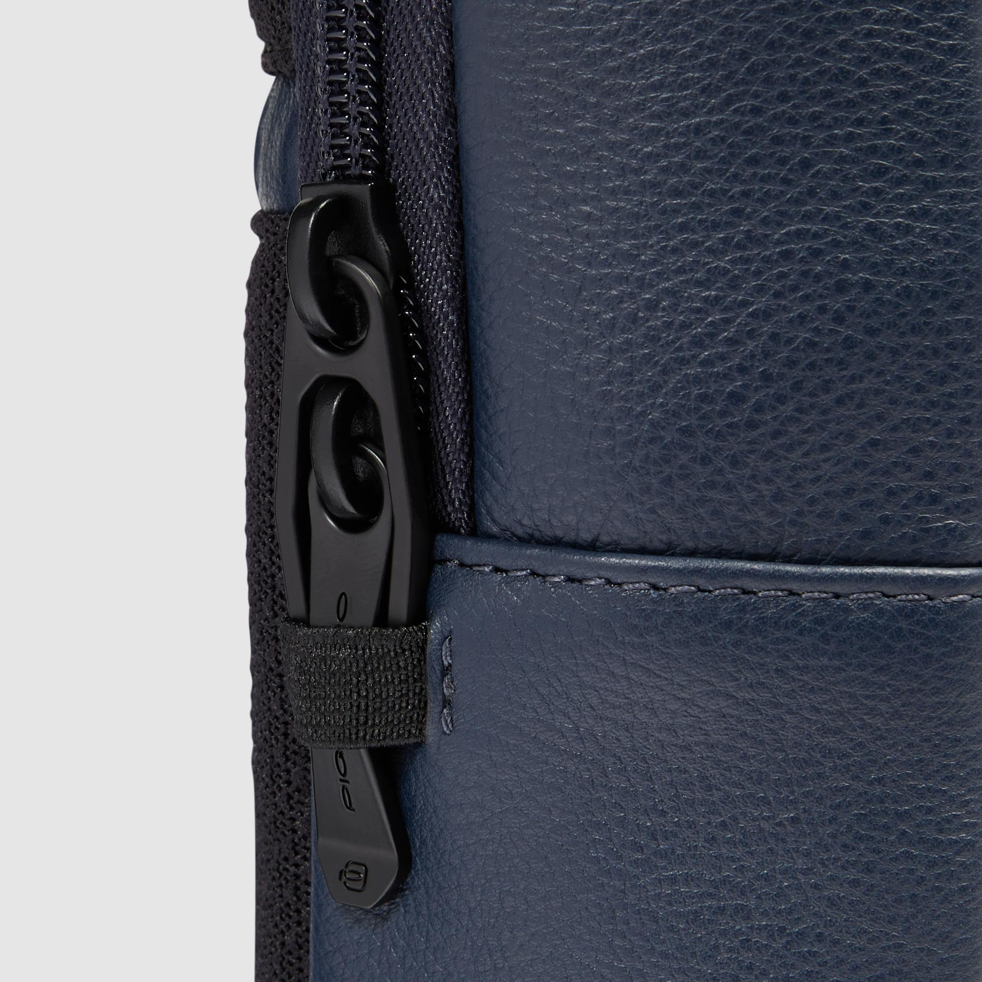 piquadro-zaino-monospalla-uomo-convertibile-porta-ipad-con-cinturino-ergonomico image 6