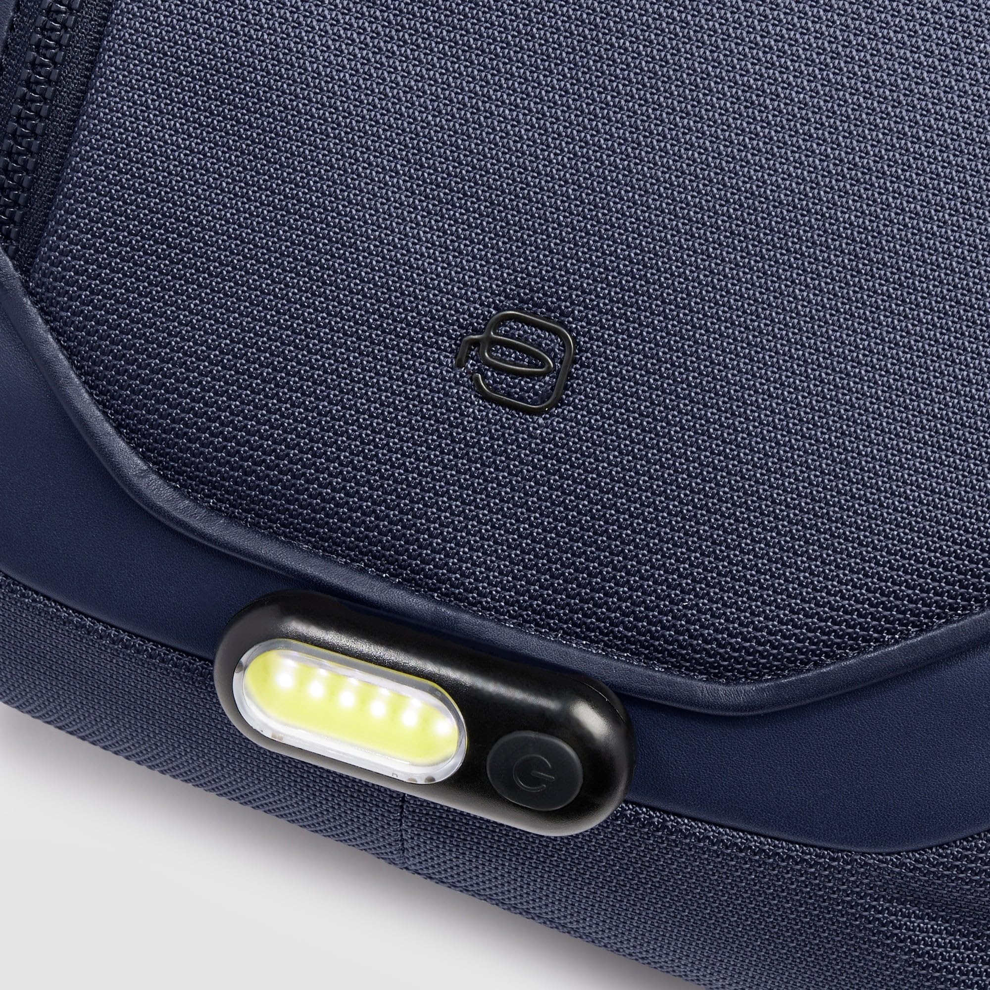 piquadro-zaino-da-viaggio-porta-pc-14-in-tessuto-riciclato-con-usb-e-protezione- image 7