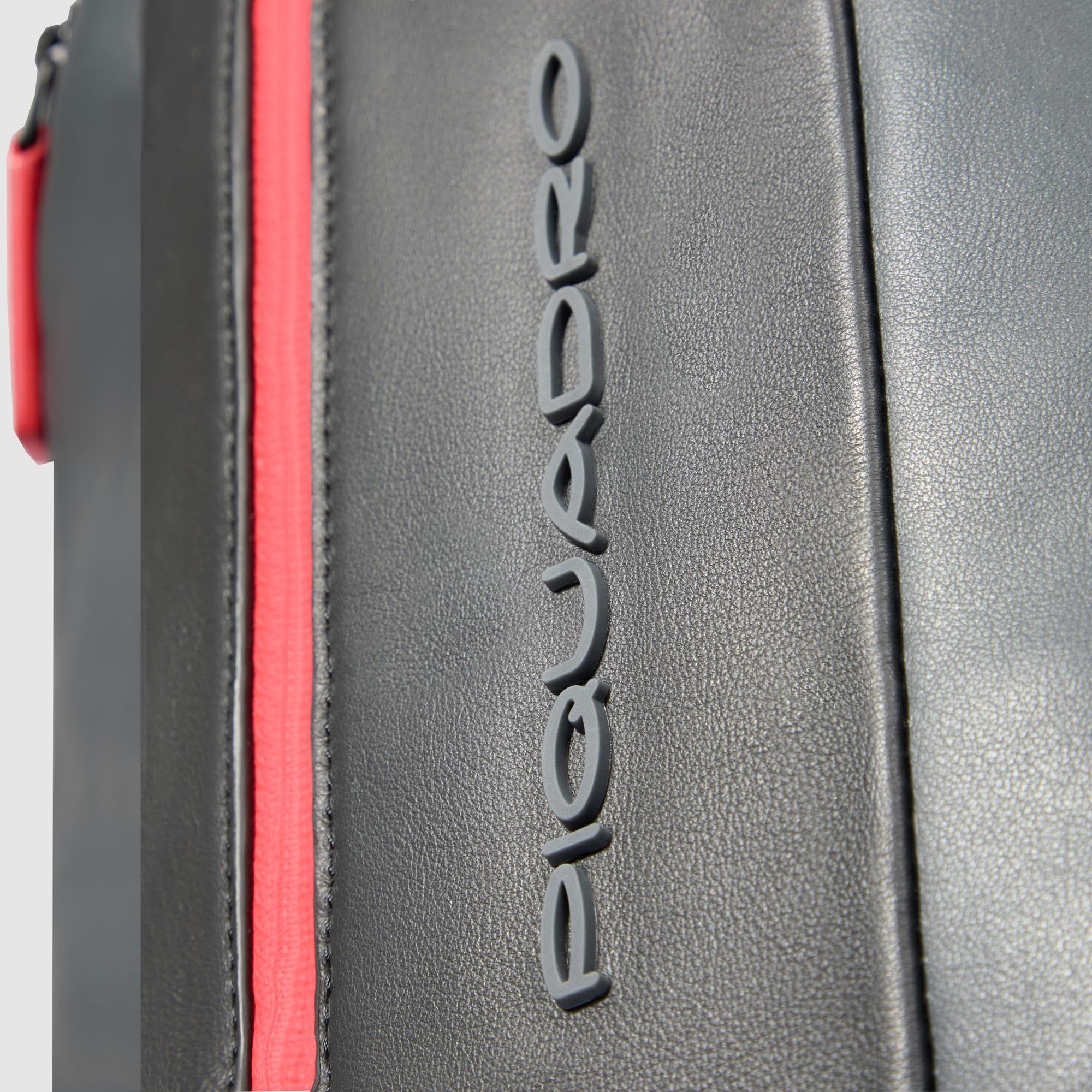 piquadro-zaino-monospalla-in-pelle-per-uomo-con-porta-ipad-tasca-airpods-e-prote image 6
