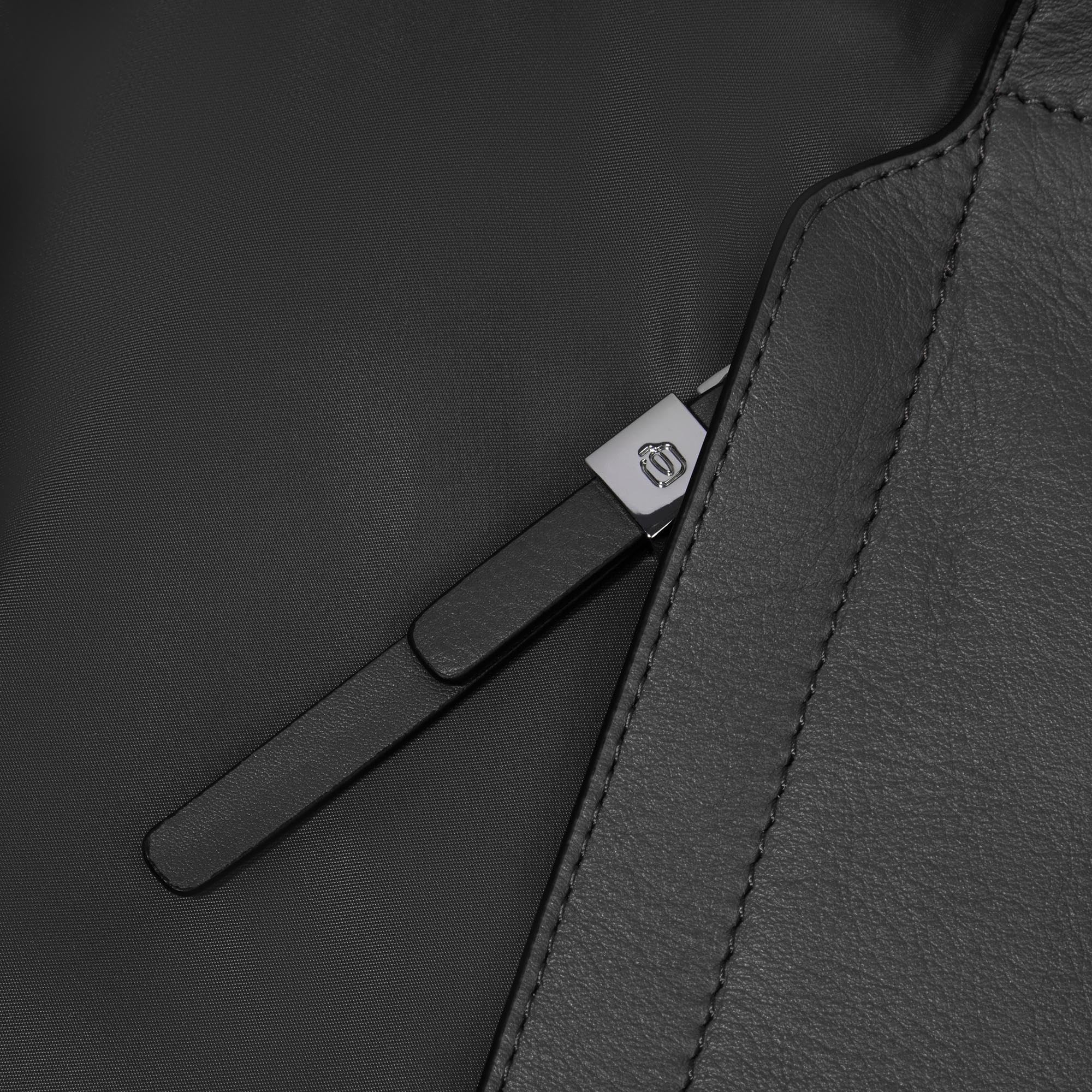 piquadro-shopping-bag-pieghevole-in-pelle-e-tessuto-riciclato-con-porta-pc-15-6- image 6