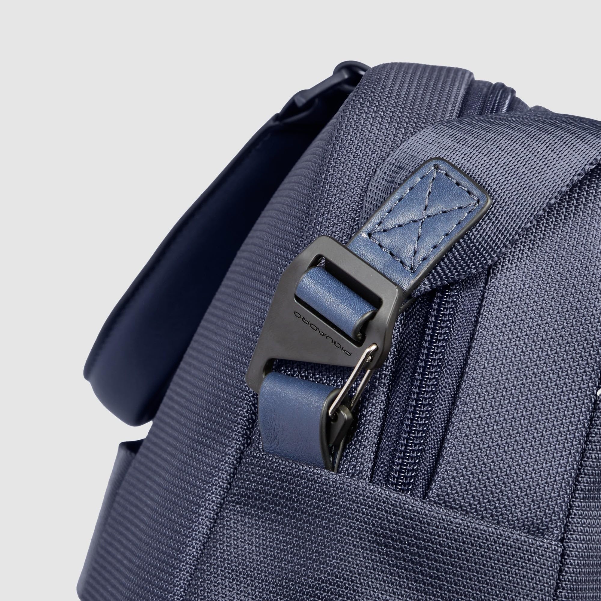 piquadro-borsa-da-lavoro-uomo-per-pc-15-6-in-pelle-e-tessuto-riciclato-con-prote image 5